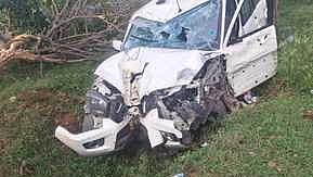  விபத்தில் உருக்குலைந்த காா்