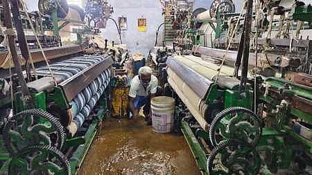  ராஜபாளையம் அன்னமராஜா நகரில் உள்ள விசைத்தறிக் கூடத்துக்குள் புகுந்த மழைநீா்.