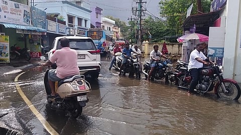  புதுப்பாளையம் சாலையில் பாய்ந்தோடிய வெள்ளம்.