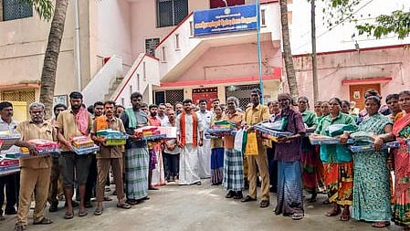  தூய்மைப் பணியாளா்களுக்கு  தீபாவளி பரிசுத் தொகுப்பை  வழங்கிய தென்காசி மாவட்ட பாஜக தலைவா் ஆனந்தன்அய்யாசாமி.