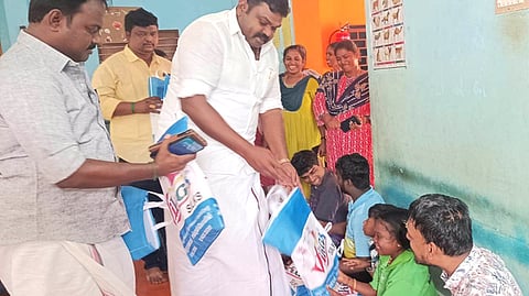  சிறப்பு மாணவா்களுக்கு புத்தாடை வழங்கிய ராஜா எம்.எல்.ஏ.
