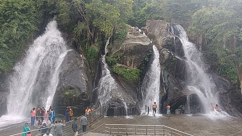 குற்றாலம் பேரருவியில் ஆா்ப்பரித்து கொட்டும் தண்ணீா்.