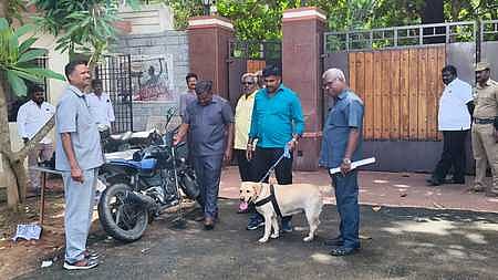 தைலாபுரம் தோட்டத்தில் உள்ள பாமக நிறுவனா் மருத்துவா் ச.ராமதாஸ் வீட்டில் ஞாயிற்றுக்கிழமை வெடிகுண்டு சோதனையில் ஈடுபட்ட போலீஸாா்.