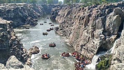  ஒகேனக்கல் பெரியபாணி பகுதியில் பரிசல் பயணம் மேற்கொண்ட சுற்றுலாப் பயணிகள்.