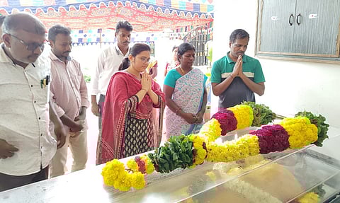  ஓய்வு பெற்ற பெண் சுகாதார ஆய்வாளா் மணியம்மை உடலுக்கு மரியாதை செலுத்திய செய்யாறு சாா்-ஆட்சியா்  அம்பிகா ஜெயின். 