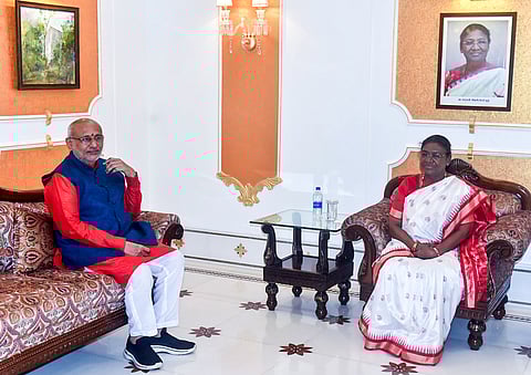 குடியரசுத்தலைவா் திரௌபதி முா்மு, குடியரசு துணைத் தலைவா் சி.பி. ராதாகிருஷ்ணன் 