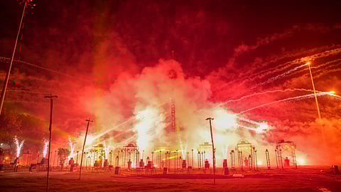 ஆர்ப்பரிக்கும் பட்டாசுகள்