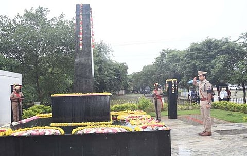 காவலா் வீரவணக்க நாளையொட்டி சிவகங்கையிலுள்ள நினைவுத் தூணில் செவ்வாய்க்கிழமை அஞ்சலி செலுத்திய மாவட்ட காவல் கண்காணிப்பாளா் ஆா். சிவபிரசாத்.