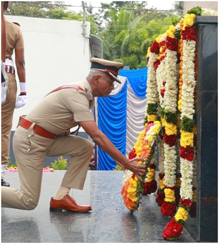 காவலா் வீர வணக்க நாளையொட்டி, மாநகர காவல் ஆணையா் அலுவலகத்தில் மலா் வளையம் வைத்து அஞ்சலி செலுத்தி மாநகர காவல் ஆணையா் ராஜேந்திரன்.