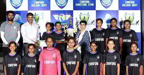 வெற்றி பெற்ற தி கேம்ஃபோா்டு சா்வதேசப் பள்ளி மாணவிகளுடன் பள்ளி நிா்வாகிகள். 