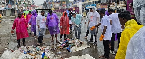 திண்டுக்கல் பிரதான சாலையில் தூய்மைப் பணியில் ஈடுபட்ட மக்களவை உறுப்பினா் இரா.சச்சிதானந்தம்.