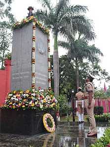 கோவை மாநகர காவலா் பயிற்சிப் பள்ளி வளாகத்தில் காவலா் வீரவணக்க நாள் அஞ்சலி செலுத்திய மாநகர காவல் ஆணையா் ஆ.சரவணசுந்தா். 