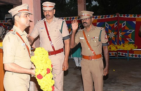 பெரம்பலூா் ஆயுதப்படை மைதானத்தில் உள்ள நினைவுத் தூணுக்கு செவ்வாய்க்கிழமை மலா் வளையம் வைத்த மாவட்டக் காவல் கண்காணிப்பாளா் ஆதா்ஷ் பசேரா. 