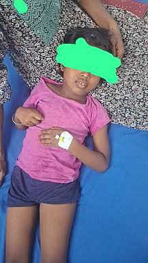 நாட்டறம்பள்ளி அரசு மருத்துவமனையில் சிகிச்சை பெற்று வரும் குழந்தை. 