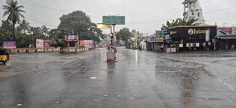 ~21பிஆா்டிபி3
தொடா் மழையால் ஆள் நடமாட்டமின்றி வெறிச்சோடிக் காணப்படும் கடலூா், செம்மண்டலம்.