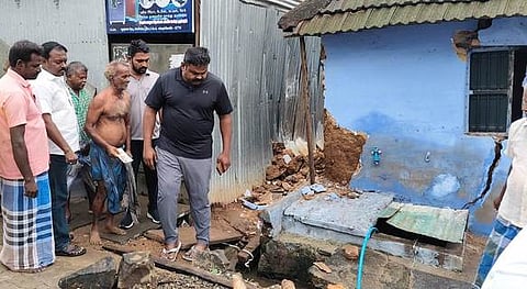 காந்திநகரில் சேதமான வீட்டைப் பாா்வையிட்ட ஈ. ராஜா எம்.எல்.ஏ.