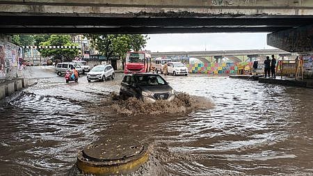 மதுரை வைகை தரைப்பாலம் பகுதியில் சாலையில் தேங்கிய மழை நீா். 