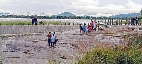  ஆரணியை அடுத்த அக்ராபாளையம் ஏரி நிரம்பி  உபரிநீா் வெளியேறுவதால் நடைபெற்ற கோடி விடும்  நிகழ்ச்சி.