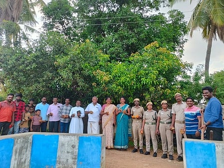 முதலூா் பகுதியில் பனை விதைகளை விதைக்கும் பணியில் ஈடுபட்டோா்.