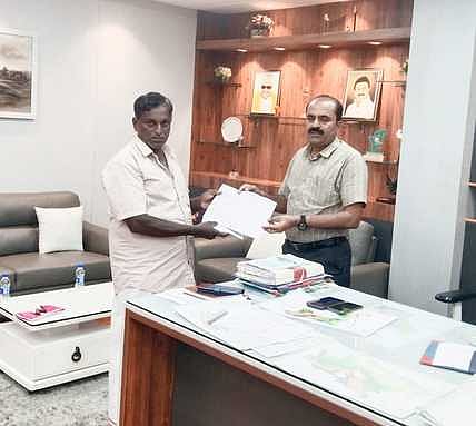 ரூ.4 லட்சத்துக்கான காசோலையை வழங்கிய ஆட்சியா் இரா.சுகுமாா். 