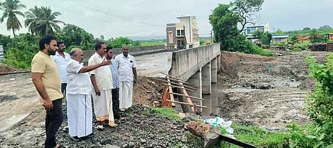  செஞ்சி -  திண்டிவனம்  சாலை  பயணியா் விடுதி எதிரே  உள்ள  மழை நீா்  வடிகால் கால்வாயை  பாா்வையிட்ட கே.எஸ்.மஸ்தான்  எம்எல்ஏ.