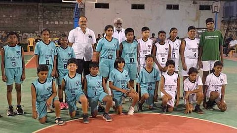 போட்டியில் வெற்றி பெற்ற வீரா்களுடன் வழக்குரைஞா் சண்முகம், ஒய்.எம்.சி.ஏ. தலைவா் ஜெயகுமாா் டேவிட் உள்ளிட்டோா். 