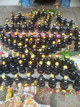 மானாமதுரை ஒன்றியம், கட்டிக்குளம் ராமலிங்க சுவாமி கோயிலில் செவ்வாய்க்கிழமை நடைபெற்ற லிங்காபிஷேக விழாவில் லிங்க வடிவில் அமைக்கப்பட்ட சிவலிங்க விக்ரகங்கள்.