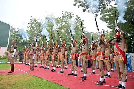 திருச்சி மாவட்ட ஆயுதப்படை மைதானத்தில் செவ்வாய்க்கிழமை நடைபெற்ற காவலா் வீரவணக்க நாள் அனுசரிப்பில் 66 குண்டுகள் முழங்க வீரவணக்கம் செலுத்திய காவலா்கள்.