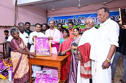  புத்தாடை வழங்கிய ஓய்வுபெற்ற மதுரை திருமண்டல பேராயா் ஜோசப் .