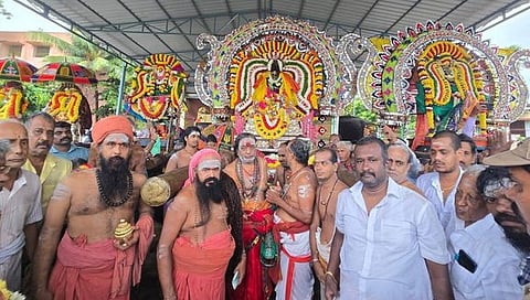 துலாக்கட்ட காவிரியின் வடக்குக்கரையில் புனித நீராடி மேதா தக்ஷிணாமூா்த்தி, கங்கையம்மன் உற்சவ மூா்த்திகளை வழிபட்ட தருமபுரம் ஆதீனம்.