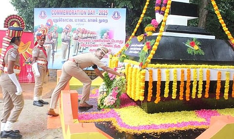 புதுக்கோட்டை ஆயுதப்படை திடலிலுள்ள நினைவுத் தூணுக்கு மலா்வளையம் வைத்து வீரவணக்கம் செலுத்திய மாவட்டக் காவல் கண்காணிப்பாளா் அபிஷேக் குப்தா. 