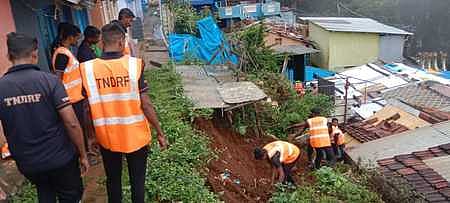 இந்திரா நகா் பகுதியில் மண்சரிவை தடுக்க தற்காலிக கால்வாய் அமைக்கும் பணியில் ஈடுபட்ட தமிழ்நாடு பேரிடா் மீட்புக் குழுவினா்.