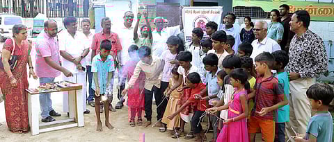 ஆதரவற்ற குழந்தைகளுடன் பட்டாசு வெடித்து தீபாவளி கொண்டாடிய ஈரோடு இதயம் நற்பணி இயக்க பொறுப்பாளா்கள்.