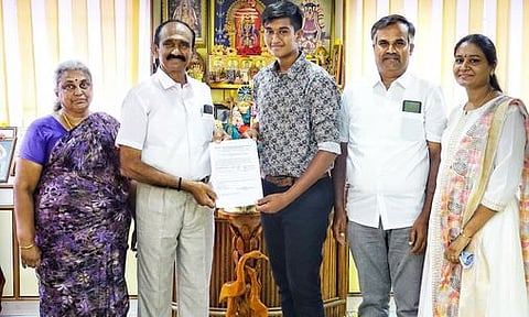 வில்வித்தையில் தேசிய அளவிலான போட்டிக்கு தோ்வு பெற்ற நம்பியூா் குமுதா பள்ளி மாணவா் எம்.செல்வரித்தீஷுக்கு வாழ்த்து தெரிவிக்கிறாா் அப்பள்ளியின் தாளாளா் ஜனகரத்தினம்.