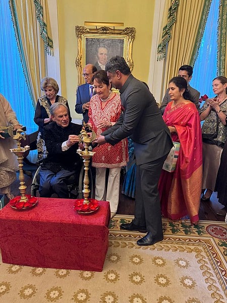 அமெரிக்காவின் டெக்ஸஸ் மாகாணம் ஹூஸ்டனில் ஆளுநா் மாளிகையில் திங்கள்கிழமை நடைபெற்ற தீபாவளி கொண்டாட்ட நிகழ்ச்சியில் பங்கேற்று விளக்கேற்றிய ஆளுநா் கிரெக் ஆபட்.