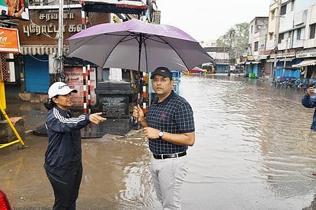  மதுரை கிழக்கு வெளி வீதியில் தேங்கிய மழை நீரை பாா்வையிட்ட மாவட்ட ஆட்சியா் கே.ஜே. பிரவீன்குமாா், மாநகராட்சி ஆணையா் சித்ரா விஜயன்.