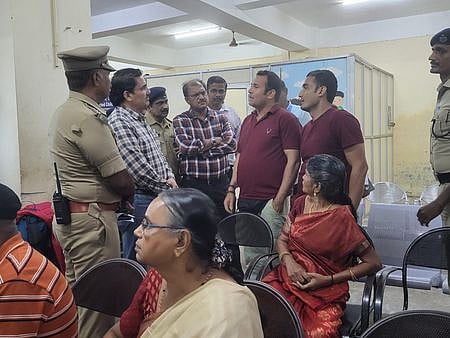 மதுரை ரயில் நிலையத்தில் செவ்வாய்க்கிழமை ஆய்வு மேற்கொண்டு, பயணிகளிடம் அத்தியாவசியத் தேவைகள் குறித்து கேட்டறிந்த ரயில்வே கோட்ட  மேலாளா் ஓம் பிரகாஷ் மீனா. 