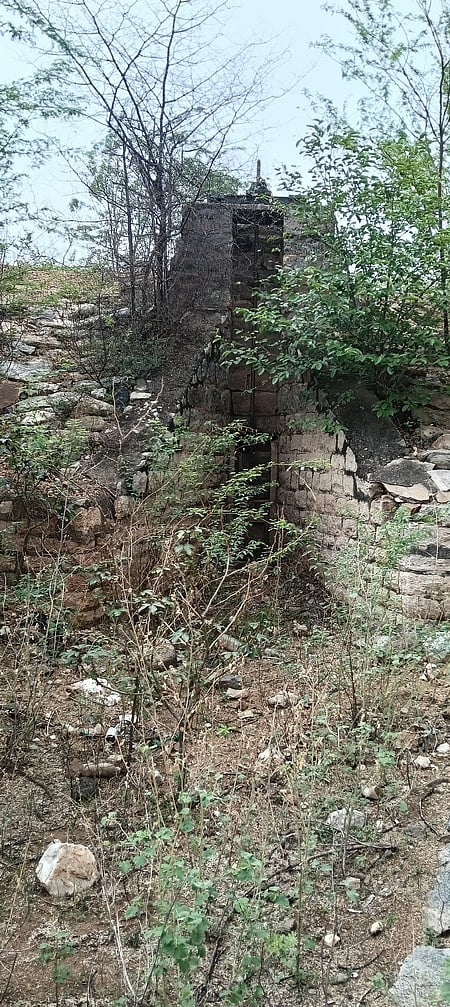 தூா்ந்து போன வெள்ளியணை குளம் மதகு.