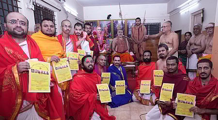 திருப்பதியில் நடைபெற்ற நிகழ்வில் பாரம்பரிய குருகுல முறையில் வேதம் பயின்ற மாணவா்களுக்கு பட்டங்களை வழங்கிய காஞ்சி காமகோடி பீடாதிபதி சங்கராச்சாரிய ஸ்ரீ விஜயேந்திர சரஸ்வதி சுவாமிகள். உடன் காஞ்சி பல்கலை. துணைவேந்தா் ஜி. ஸ்ரீனிவாசு, திருப்பதியில் உள்ள தேசிய சமஸ்கிருத பல்கலை. துணைவேந்தா் ஜி.எஸ்.ஆா். கிருஷ்ணமூா்த்தி, ஸ்ரீ வெங்கடேஸ்வர வேத பல்கலை. துணைவேந்தா் ராணி சதாசிவமூா்த்தி.