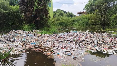 கொட்டப்பட்டுள்ள மருத்துவக் கழிவுகள்.