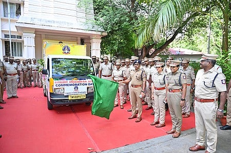 மதுரை மாநகரக் காவல் ஆணையா் அலுவலகத்தில் புதன்கிழமை நடைபெற்ற நிகழ்வில் காவலா் வீர வணக்க நாள் விழிப்புணா்வு பிரசார வாகனத்தை கொடியசைத்து தொடங்கி வைத்த காவல் ஆணையா் ஜெ. லோகநாதன்.