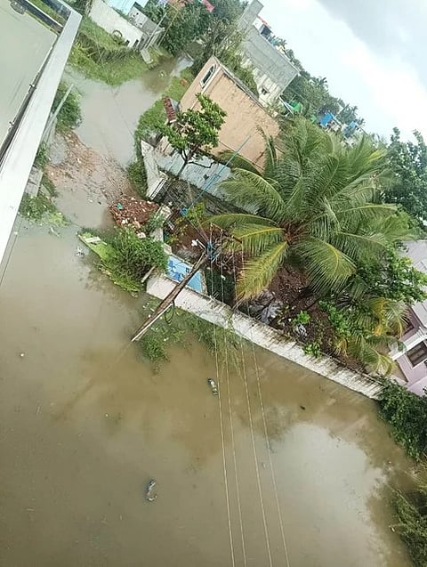 நத்தம்மேடு  கிராமத்தில்   குடியிருப்புகளை  சூழ்ந்த  மழை நீா்.