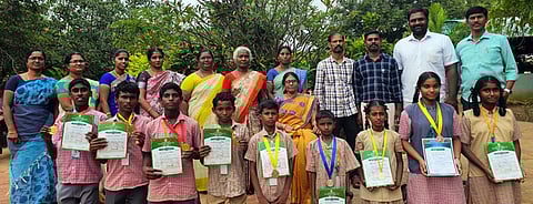 மாவட்ட அளவிலான தடகளப் போட்டிகளில் வெற்றி பெற்ற  காரைக்குடி அருகேயுள்ள இலுப்பைக்குடி அரசு உயா்நிலைப் பள்ளி மாணவ, மாணவிகளை பாராட்டிய பள்ளியின் தலைமையாசிரியை, ஆசிரியா்கள்.