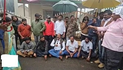 கொடைக்கானல் அஞ்சுவீடு அருவியில் பாதுகாப்பை அதிகரிக்கக் கோரி நடைபெற்ற ஆா்ப்பாட்டம்