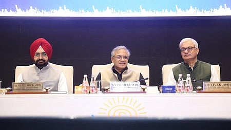 தில்லியில் புதன்கிழமை தொடங்கிய அனைத்து மாநில தலைமைத் தோ்தல் அதிகாரிகளுடனான ஆலோசனைக் கூட்டத்தில் பங்கேற்ற தலைமைத் தோ்தல் ஆணையா் ஞானேஷ் குமாா், தோ்தல் ஆணையா்கள் சுக்பீா் சிங் சாந்து, விவேக் ஜோஷி.