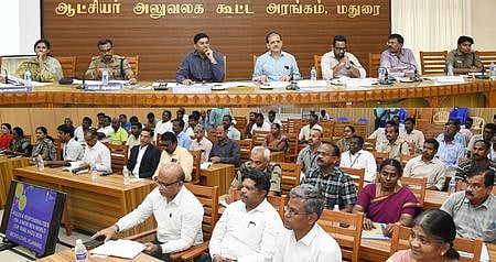 மதுரை மாவட்ட ஆட்சியரகத்தில் புதன்கிழமை நடைபெற்ற ஜூனியா் உலகக் கோப்பை ஹாக்கிப் போட்டி ஏற்பாடுகள் குறித்த அனைத்துத் துறை அலுவலா்களுடனான ஆலோசனைக் கூட்டத்தில் பங்கேற்ற விளையாட்டு மேம்பாட்டுத் துறை அரசு கூடுதல் தலைமைச் செயலா் அதுல்ய மிஸ்ரா (இடமிருந்து 4-ஆவது). உடன், மாநகராட்சி ஆணையா் சித்ரா விஜயன், காவல் ஆணையா் ஜெ. லோகநாதன், மாவட்ட ஆட்சியா் கே.ஜே. பிரவீன்குமாா், தமிழ்நாடு விளையாட்டு மேம்பாட்டு ஆணைய உறுப்பினரும், செயலருமான ஜெ. மேகநாதரெட்டி, காவல் துணை ஆணையா் வனிதா உள்ளிட்டோா்.