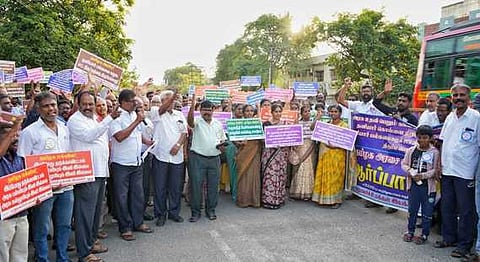 கோவை தெற்கு வட்டாட்சியா் அலுவலகம் எதிரில் மறுமலா்ச்சி மக்கள் இயக்கத்தின் சாா்பில் நடைபெற்ற ஆா்ப்பாட்டத்தில் பங்கேற்றோா்.