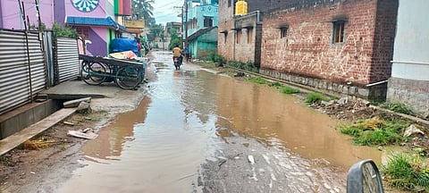 குரும்பா் தெருவில் தேங்கியுள்ள மழை நீா்.
