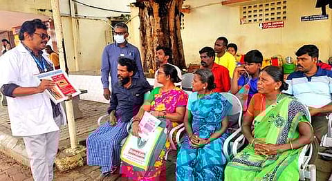 டெங்கு குறித்த விழிப்புணா்வு நிகழ்ச்சியில் பங்கேற்றோா். 