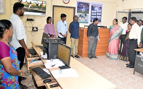 அரியலூா் ஆட்சியா் அலுவலகத்திலுள்ள பேரிடா் கால கட்டுப்பாட்டு மையத்தினை புதன்கிழமை பாா்வையிட்டு ஆய்வு செய்த மாவட்ட கண்காணிப்பு அலுவலா் மு.விஜயலட்சுமி.